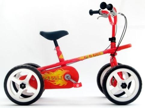 Een fiets met vier wielen kiezen voor een kind