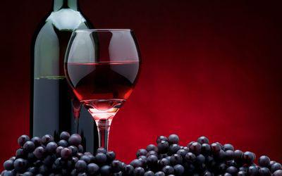 wijn van blauwe druiven thuis