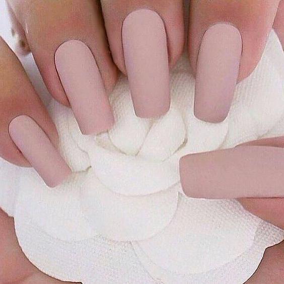 roze matte manicure