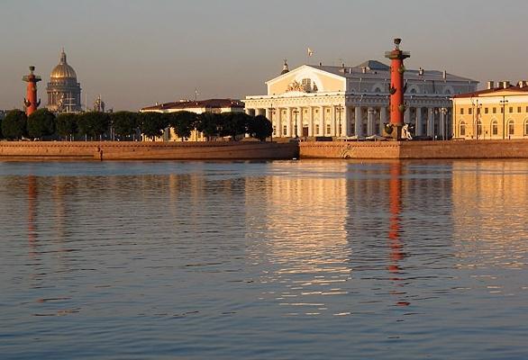 Vasilievsky eiland - Strelka, rostraal kolommen, beurs